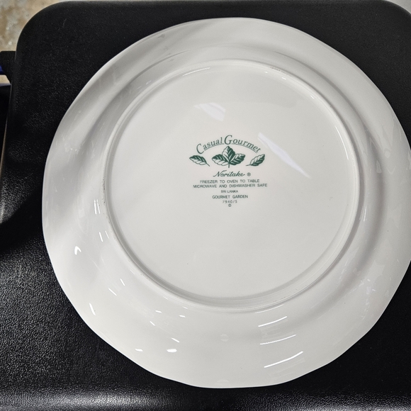 Noritake Casual Gourmet Garden Iris 10 3/4 inch Dinner Plate - Picture 2 of 3